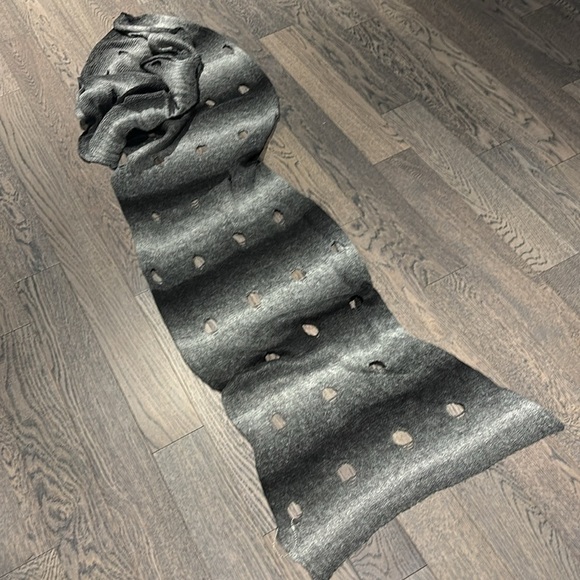 Vintage polka dot distressed holes wool scarf - Picture 7 of 7